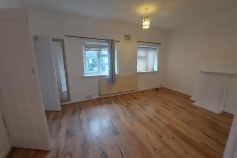 3 bedroom terraced house to rent, Crown Road, IG6