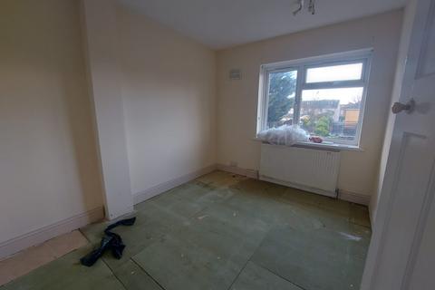 3 bedroom terraced house to rent, Crown Road, IG6