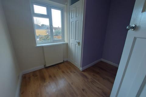 3 bedroom terraced house to rent, Crown Road, IG6