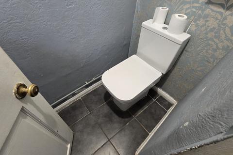 3 bedroom terraced house to rent, Crown Road, IG6