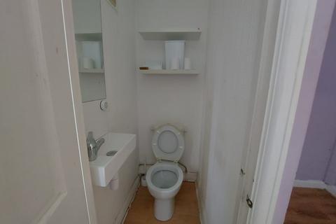 3 bedroom terraced house to rent, Crown Road, IG6