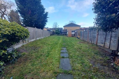 3 bedroom terraced house to rent, Crown Road, IG6