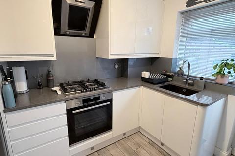 2 bedroom flat to rent, Gilpin Avenue, Hayes, UB3