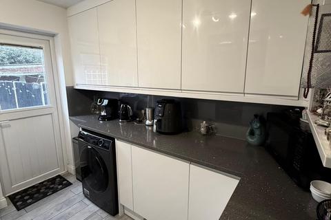 2 bedroom flat to rent, Gilpin Avenue, Hayes, UB3