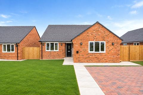 2 bedroom bungalow for sale, Eythrope Road, Stone, Aylesbury, Buckinghamshire, HP17