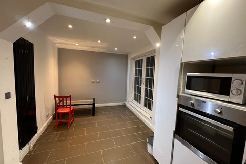 1 bedroom in a house share to rent, Norbury Avenue, Thornton Heath CR7