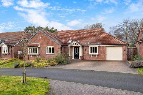 4 bedroom bungalow for sale - Alcester Road, Finstall, Bromsgrove. B60 1EN