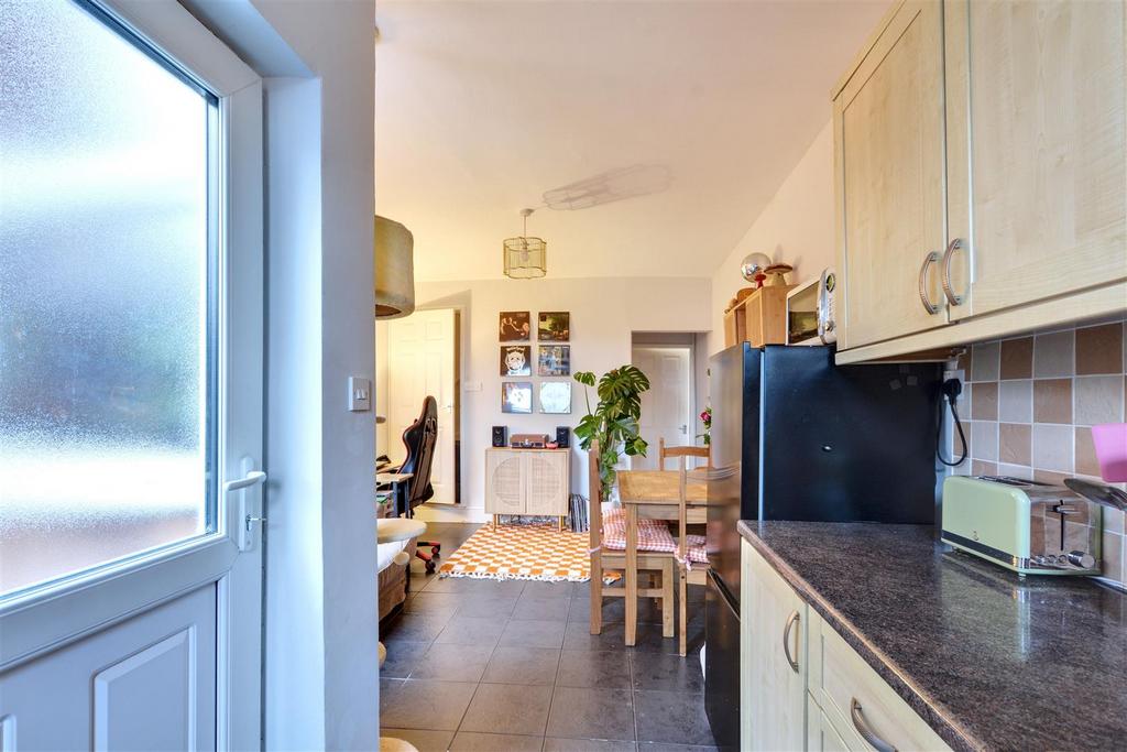 Kitchen 2.jpeg