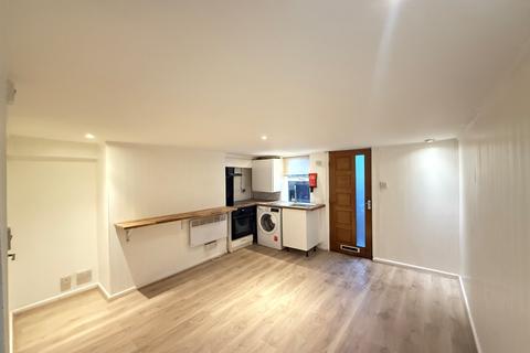 1 bedroom flat to rent, (Basement Flat), Leeds, LS11