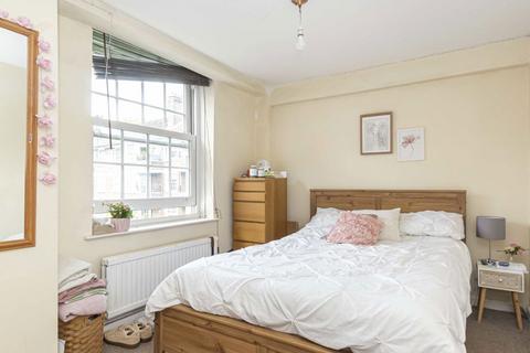 3 bedroom detached house to rent, Emlyn Gardens, London W12