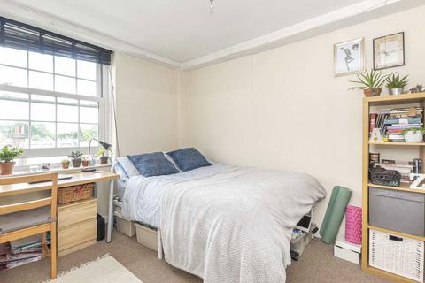 3 bedroom detached house to rent, Emlyn Gardens, London W12