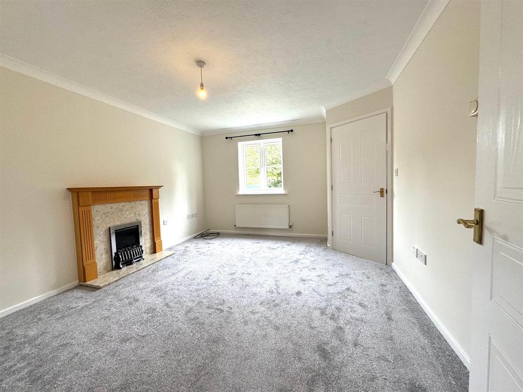 31 maylam gardens living room 1.jpg