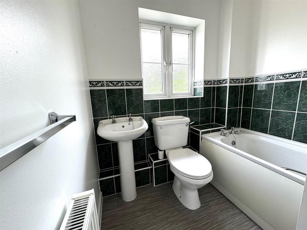 31 maylam gardens bathroom.jpg
