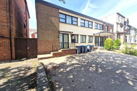 2 bedroom terraced house to rent, Raikes Parade, Blackpool, FY1