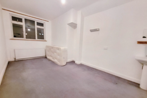 1 bedroom in a house share to rent, Golders Green Road, London NW11