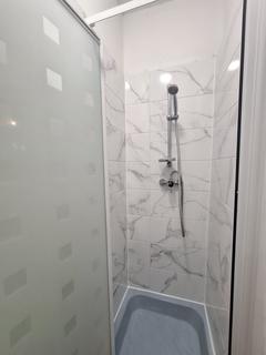 1 bedroom in a house share to rent, Golders Green Road, London NW11