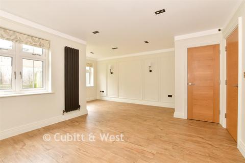 3 bedroom end of terrace house for sale, Compton Place, Horsham RH13