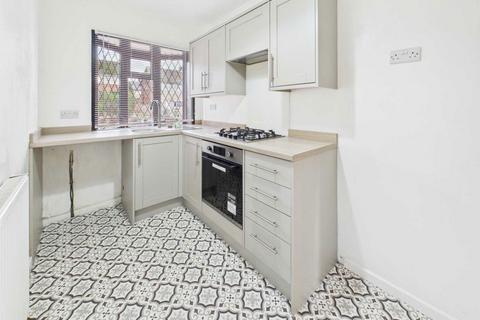 3 bedroom semi-detached house to rent, Carleton Park Road, Pontefract, WF8