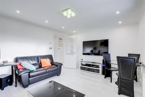 2 bedroom flat for sale, Oakham Close, Nottingham NG5
