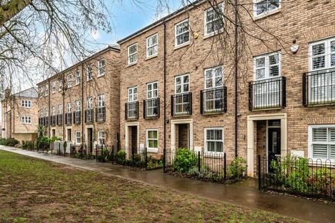 3 bedroom townhouse to rent, Lovegrove Way, London