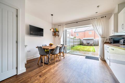3 bedroom townhouse to rent, Lovegrove Way, London