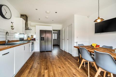3 bedroom townhouse to rent, Lovegrove Way, London