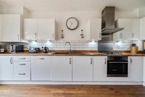 3 bedroom townhouse to rent, Lovegrove Way, London