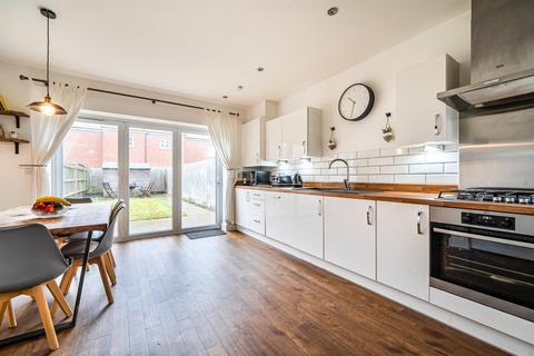 3 bedroom townhouse to rent, Lovegrove Way, London