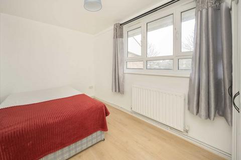 3 bedroom flat to rent, Batman Close, London W12
