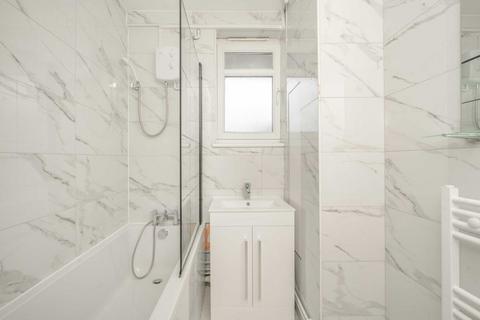 3 bedroom flat to rent, Batman Close, London W12