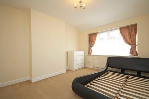 3 bedroom semi-detached house to rent, Meadow Waye, Hounslow TW5