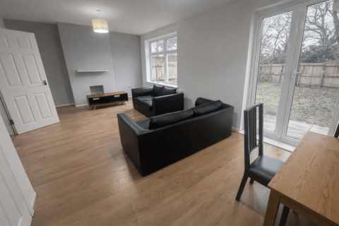 3 bedroom semi-detached house to rent, Aylesbury Close, Salford, M5 4QF