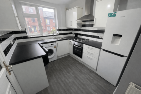 3 bedroom semi-detached house to rent, Aylesbury Close, Salford, M5 4QF