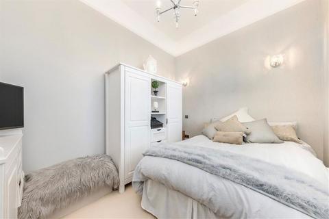 3 bedroom terraced house to rent, Wellesley Road, London SE18