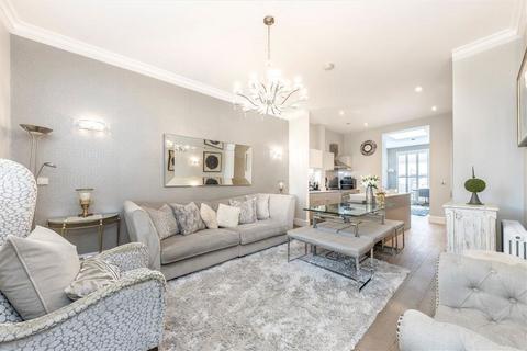 3 bedroom terraced house to rent, Wellesley Road, London SE18