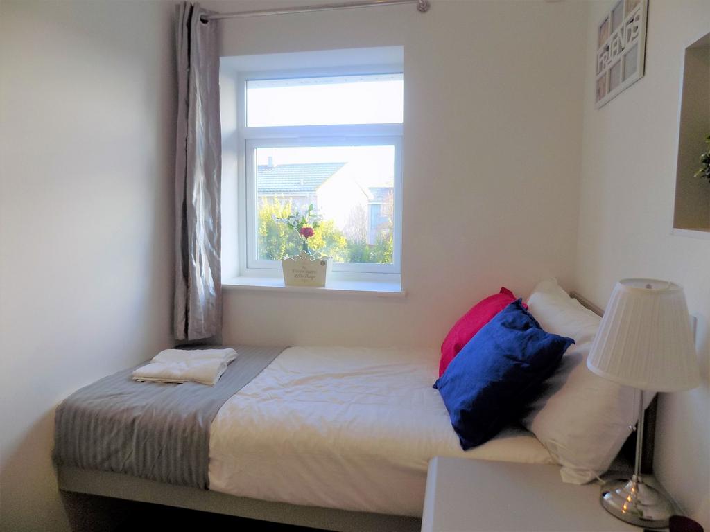 Bright, tidy bedroom with a comfortable double ...