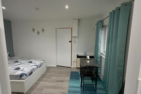 Studio to rent, Brendon Close, Harlington, Hayes