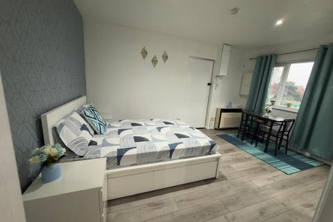 Studio to rent, Brendon Close, Harlington, Hayes