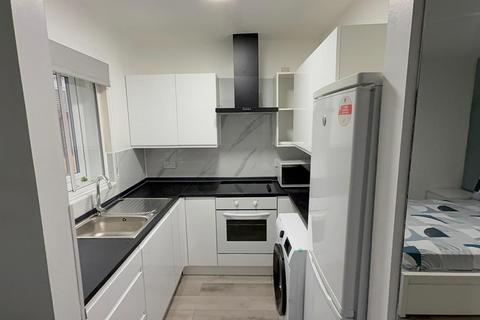 Studio to rent, Brendon Close, Harlington, Hayes
