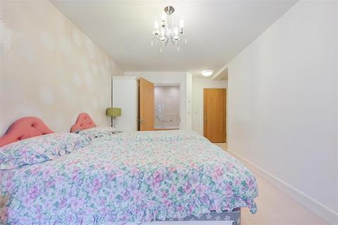 undefined, Waterloo Road, Epsom