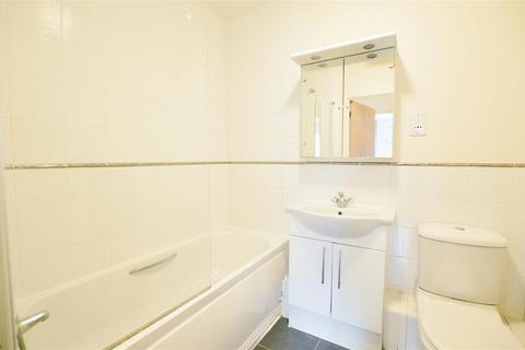 2 bedroom flat for sale, Aspect Court Slough Berkshire