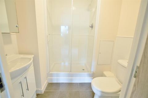 2 bedroom flat for sale, Aspect Court Slough Berkshire