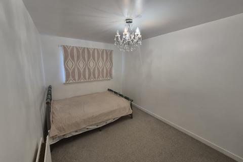 3 bedroom house to rent, Avenue End Drive, Glasgow G33