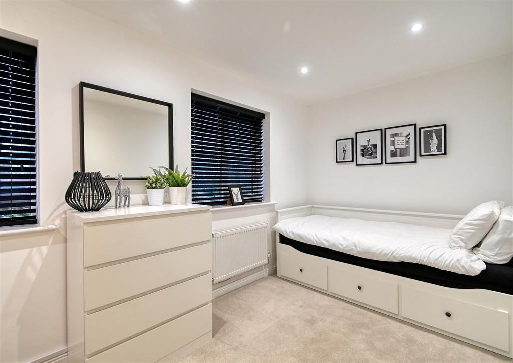 107 Wenlock Rise-4.jpg