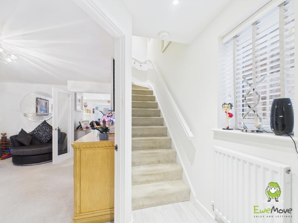 Ewe Move Estate Agents Basingstoke - Mansard Cresce