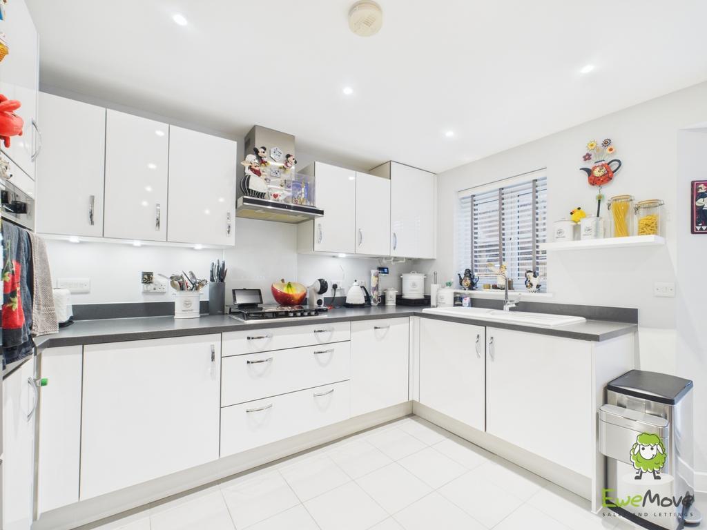 Ewe Move Estate Agents Basingstoke - Mansard Cresce