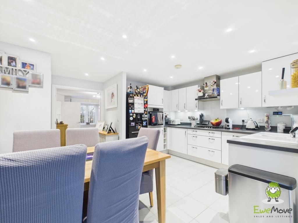 Ewe Move Estate Agents Basingstoke - Mansard Cresce