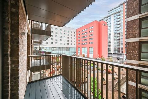 3 bedroom flat to rent, Halycon House, Docklands, London, E16