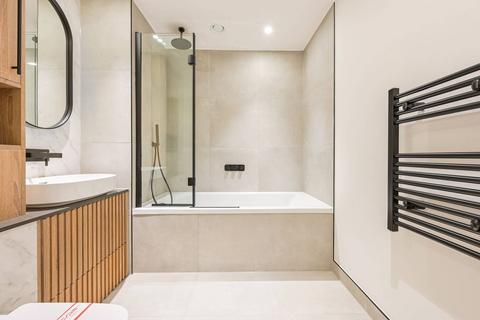 3 bedroom flat to rent, Halycon House, Docklands, London, E16