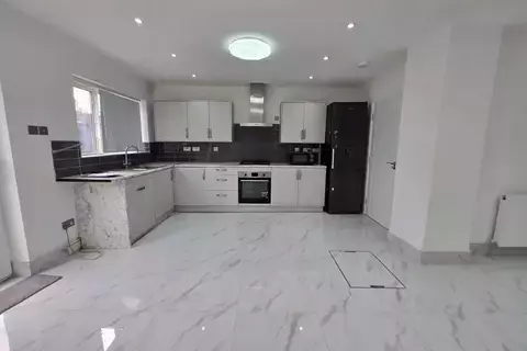 5 bedroom semi-detached house to rent, Gledwood Crescent, Hayes UB4